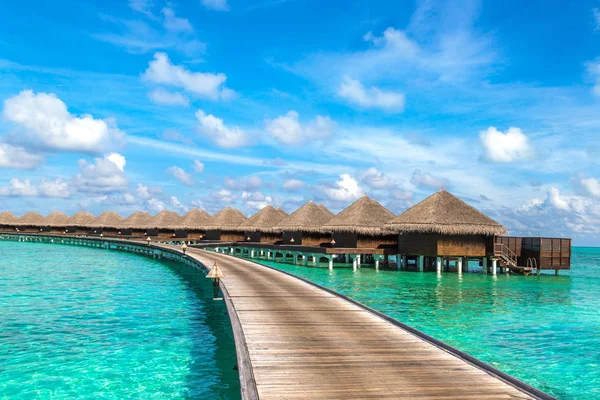 Malediven Juni 2018 Wasservillen Bungalows Und Holzbrücke Tropischen Strand Der — Stockfoto