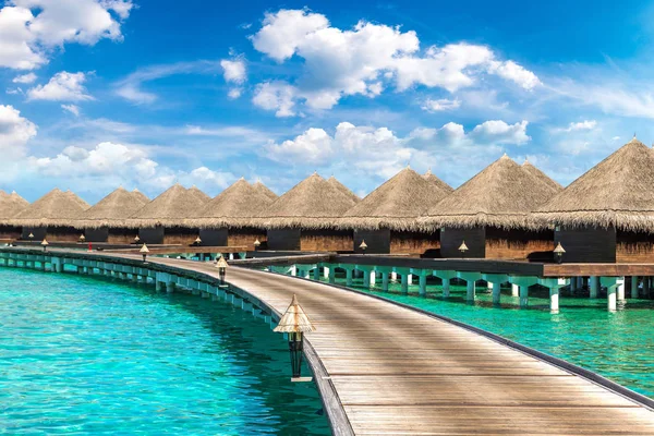Maldivler - 24 Haziran 2018: Su Villa (Bungalov) ve yaz günü, Maldivler tropik sahilde ahşap köprü