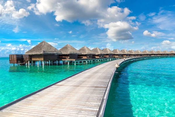 Malediwy Czerwca 2018 Water Villas Bungalowy Drewniany Most Tropikalnej Plaży — Zdjęcie stockowe