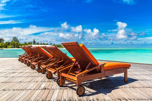 Maldives June 2018 Wooden Sunbed Tropical Beach Maldives Summer Day — Stock Photo, Image