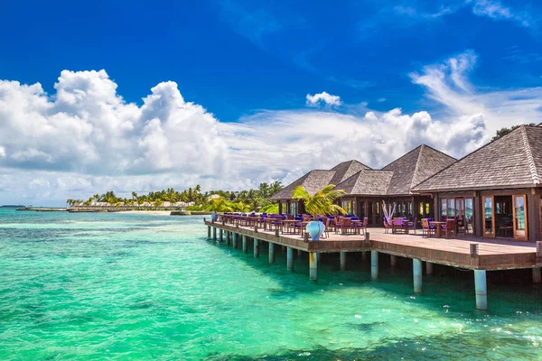 Maldivler - 24 Haziran 2018: Tropikal plaj yaz günü, Maldivler, su Villa (Bungalov)