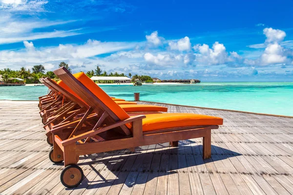 Maldives June 2018 Wooden Sunbed Tropical Beach Maldives Summer Day — Stock Photo, Image
