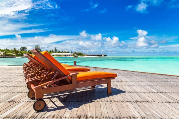 Malediven Juni 2018 Holzsonnenliege Tropischen Strand Der Malediven Sommertag — Stockfoto