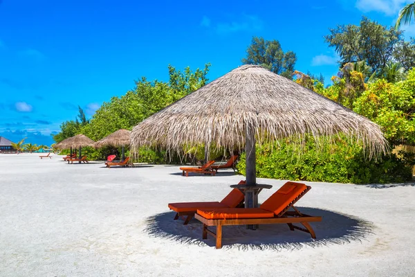 Maldives Junho 2018 Cama Sol Guarda Chuva Madeira Praia Tropical — Fotografia de Stock