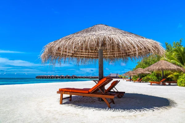 Maldivas Junio 2018 Tumbonas Sombrillas Madera Playa Tropical Las Maldivas —  Fotos de Stock