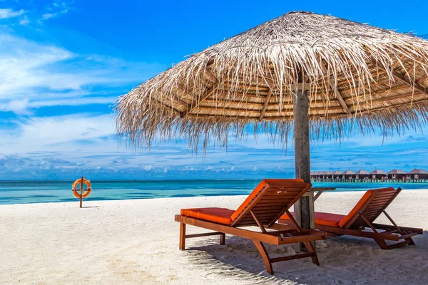 Maldivler - 24 Haziran 2018: Ahşap şezlong ve şemsiye yaz günü, Maldivler tropik sahilde