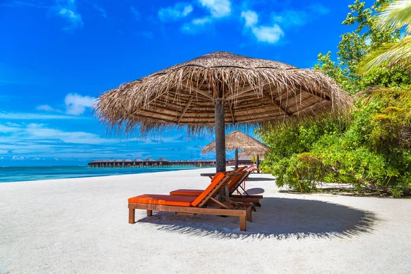 Maldivler - 24 Haziran 2018: Ahşap şezlong ve şemsiye yaz günü, Maldivler tropik sahilde