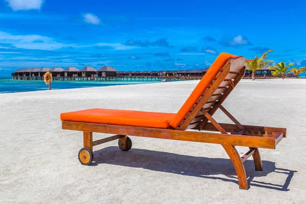 Maldivler - 24 Haziran 2018: Tropikal plaj yaz günü, Maldivler ahşap şezlong