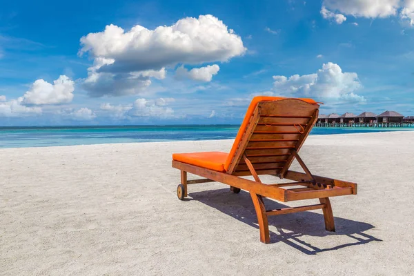 Maledivy Června 2018 Dřevěné Lehátko Tropické Pláži Maledivách Letním Dni — Stock fotografie
