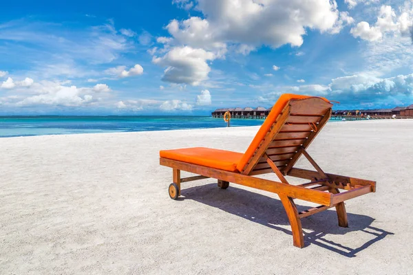 Maledivy Června 2018 Dřevěné Lehátko Tropické Pláži Maledivách Letním Dni — Stock fotografie