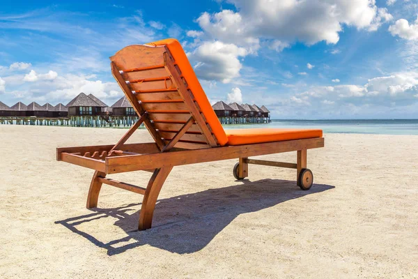 Maldivler - 24 Haziran 2018: Tropikal plaj yaz günü, Maldivler ahşap şezlong