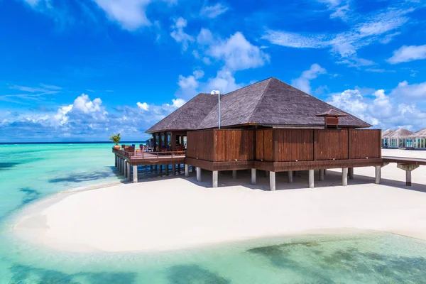 Maldivler - 24 Haziran 2018: Su Villa (Bungalov) ve yaz günü, Maldivler tropik sahilde ahşap köprü