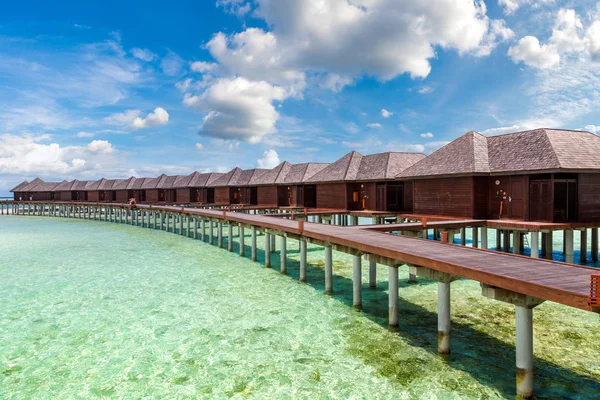 Maldives Giugno 2018 Water Villas Bungalows Ponte Legno Sulla Spiaggia — Foto Stock