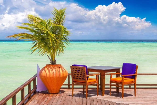 Maldives Junho 2018 Mesa Cadeiras Restaurante Praia Tropical Nas Maldivas — Fotografia de Stock