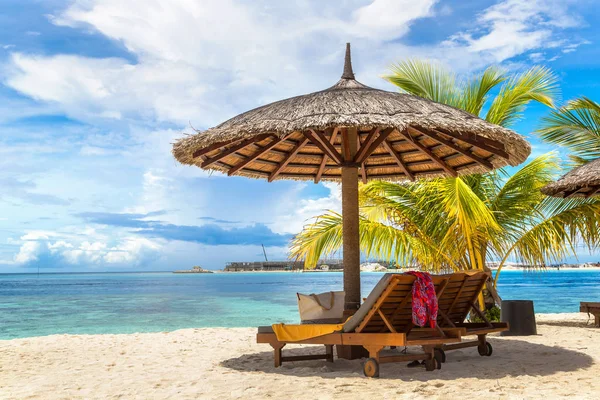 Maldives Junho 2018 Cama Sol Guarda Chuva Madeira Praia Tropical — Fotografia de Stock