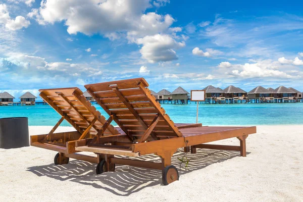 熱帯のビーチで夏の日にモルディブでモルディブ 2018 木製のサンベッド — ストック写真