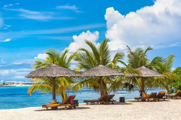 马尔代夫 2018年6月24日 夏季日在马尔代夫热带海滩上的木制日光浴和雨伞 — 图库照片