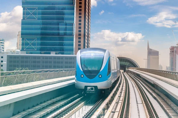 Dubai metro hattı Dubai 'de bir yaz günü, Birleşik Arap Emirlikleri