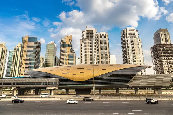 Stazione Metro Futuristica Dubai Una Giornata Estiva Emirati Arabi Uniti — Foto Stock