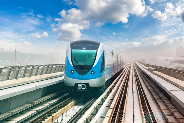 Dubai metro hattı Dubai 'de bir yaz günü, Birleşik Arap Emirlikleri