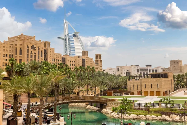 Dubai, Birleşik Arap Emirlikleri - 26 Haziran 2018: Burj Al Arap otelden Madinat Jumeirah lüks otelin bir yaz günü Dubai, Suudi Arabistan, manzaraya