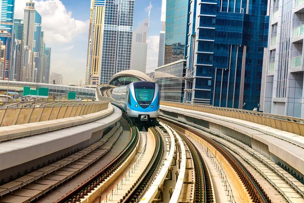 Dubai metro hattı Dubai 'de bir yaz günü, Birleşik Arap Emirlikleri