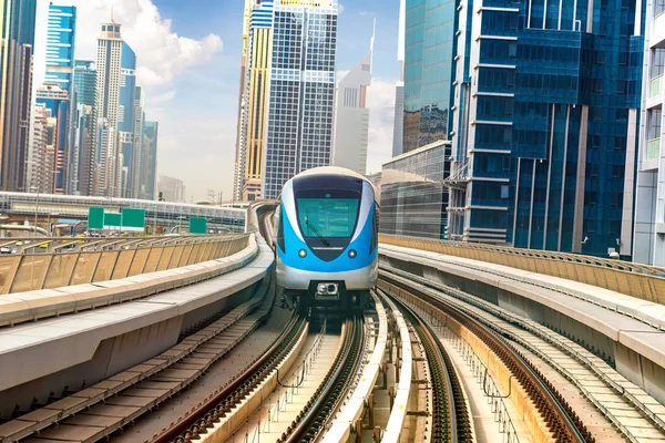 Dubai metro hattı Dubai 'de bir yaz günü, Birleşik Arap Emirlikleri
