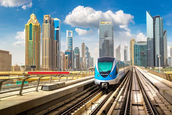 Dubai metro hattı Dubai 'de bir yaz günü, Birleşik Arap Emirlikleri