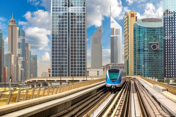 Dubai metro hattı Dubai 'de bir yaz günü, Birleşik Arap Emirlikleri