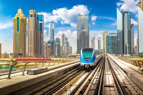 Dubai metro hattı Dubai 'de bir yaz günü, Birleşik Arap Emirlikleri