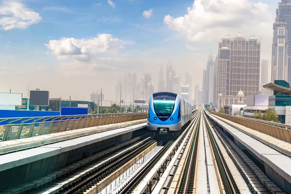Dubai metro hattı Dubai 'de bir yaz günü, Birleşik Arap Emirlikleri