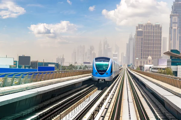 迪拜地铁在夏天的一天在迪拜 阿拉伯联合酋长国 — 图库照片