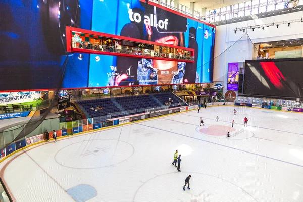阿联酋迪拜 2018年6月26日 阿联酋迪拜购物中心的溜冰场 — 图库照片