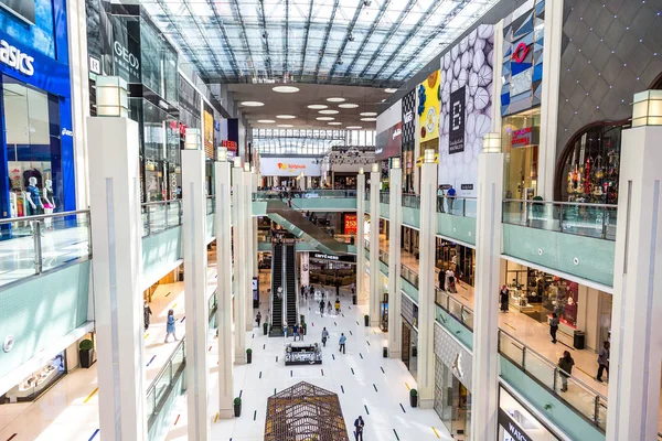 Dubai, Birleşik Arap Emirlikleri - 26 Haziran 2018: Alışveriş içinde Dubai Alışveriş Merkezi, Türkiye