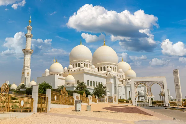 Mezquita Sheikh Zayed Abu Dhabi Día Verano Emiratos Árabes Unidos — Foto de Stock