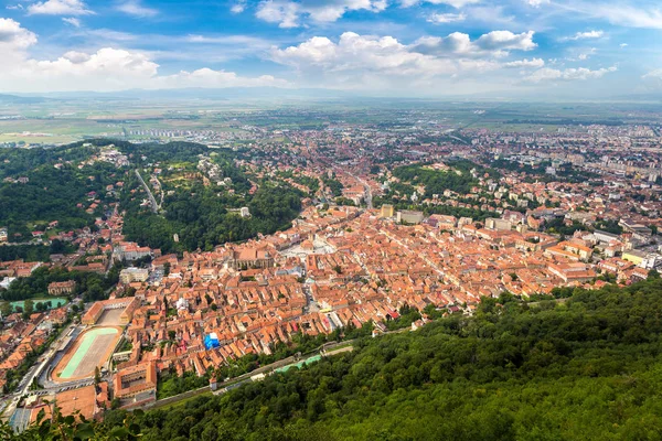 夏の日のトランシルヴァニア ルーマニアのブラショフ市のパノラマ空撮 — ストック写真