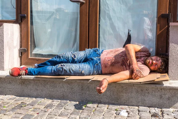 Bucharest Romania June 2018 Homeless Man Sleeping Bucharest Summer Day — Stock Photo, Image