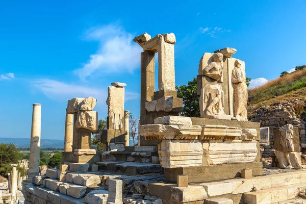 Antik kentin Efes, bir güzel yaz günü Türkiye'de antik Yunan şehir kalıntıları