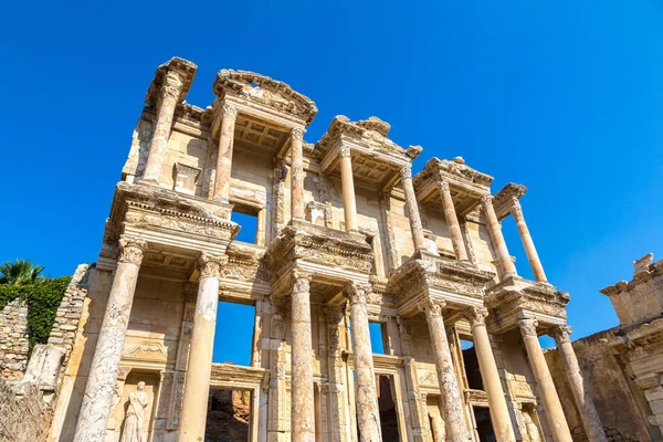 Türkiye 'nin Efes kentindeki Celsius Kütüphanesi harabeleri güzel bir yaz gününde