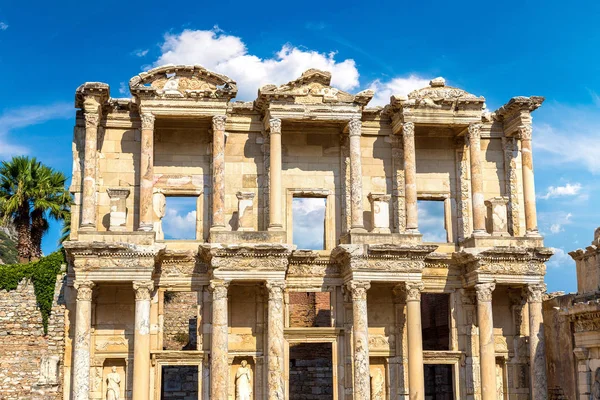 Türkiye 'nin Efes kentindeki Celsius Kütüphanesi harabeleri güzel bir yaz gününde