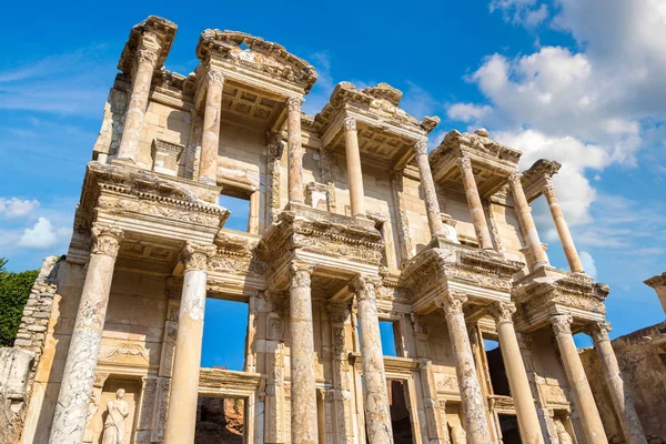 Ruinas Biblioteca Celsius Antigua Ciudad Éfeso Turquía Hermoso Día Verano —  Fotos de Stock