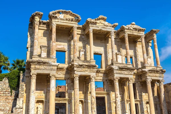 Ruinas Biblioteca Celsius Antigua Ciudad Éfeso Turquía Hermoso Día Verano —  Fotos de Stock