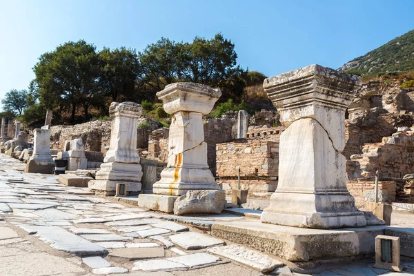 Antik kentin Efes, bir güzel yaz günü Türkiye'de antik Yunan şehir kalıntıları