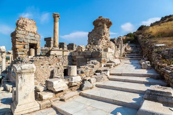 Antik kentin Efes, bir güzel yaz günü Türkiye'de antik Yunan şehir kalıntıları