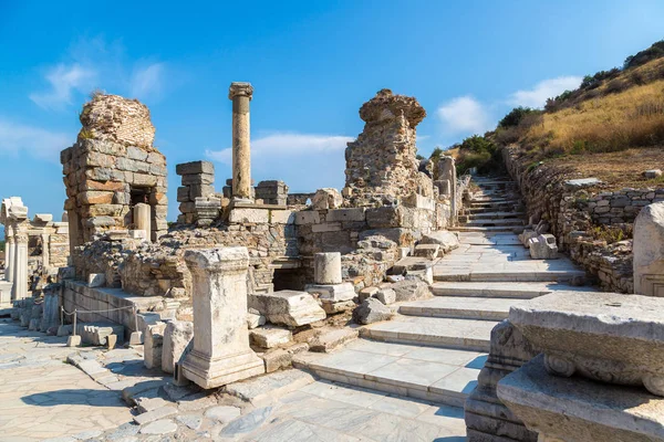 Antik kentin Efes, bir güzel yaz günü Türkiye'de antik Yunan şehir kalıntıları