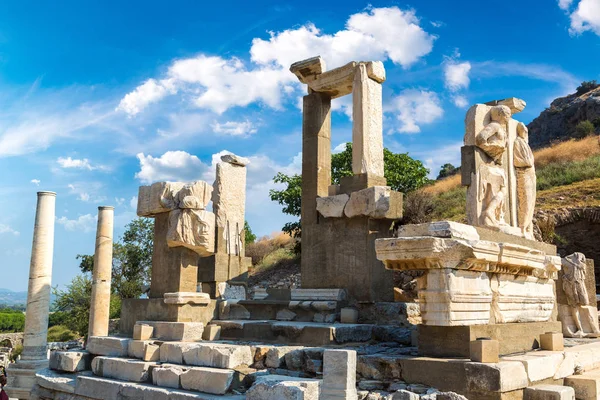 Antik kentin Efes, bir güzel yaz günü Türkiye'de antik Yunan şehir kalıntıları