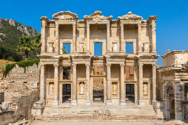 Ruinas Biblioteca Celsius Antigua Ciudad Éfeso Turquía Hermoso Día Verano —  Fotos de Stock