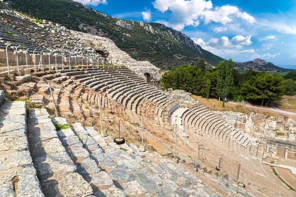 Amfitiyatro (Coliseum) antik şehirde Efes, Türkiye'de bir güzel yaz günü