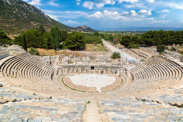 Amfitiyatro (Coliseum) antik şehirde Efes, Türkiye'de bir güzel yaz günü