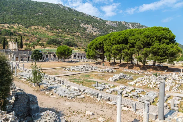 Antik kentin Efes, bir güzel yaz günü Türkiye'de antik Yunan şehir kalıntıları